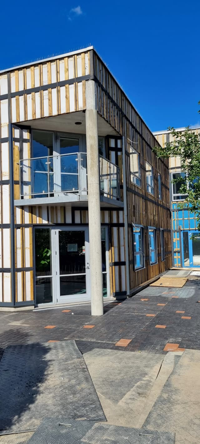 Montaż elewacji budynku 2