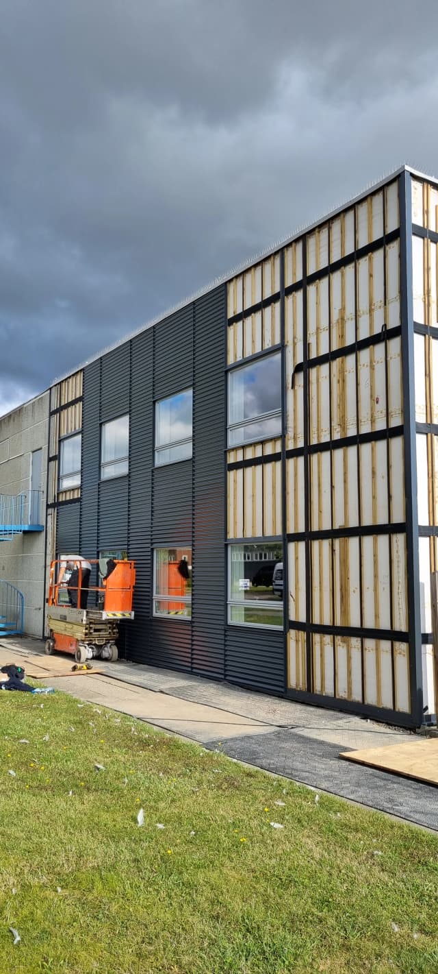 Montaż elewacji budynku 4