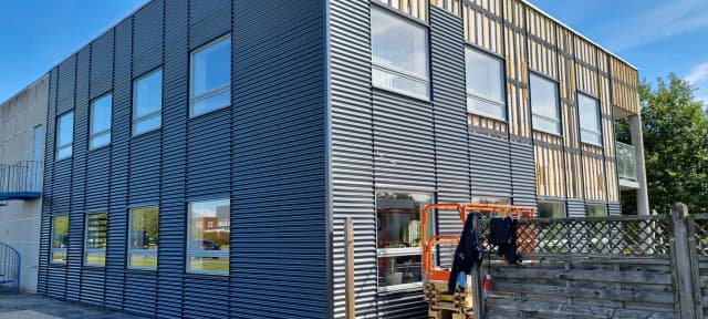 Montaż elewacji budynku 6