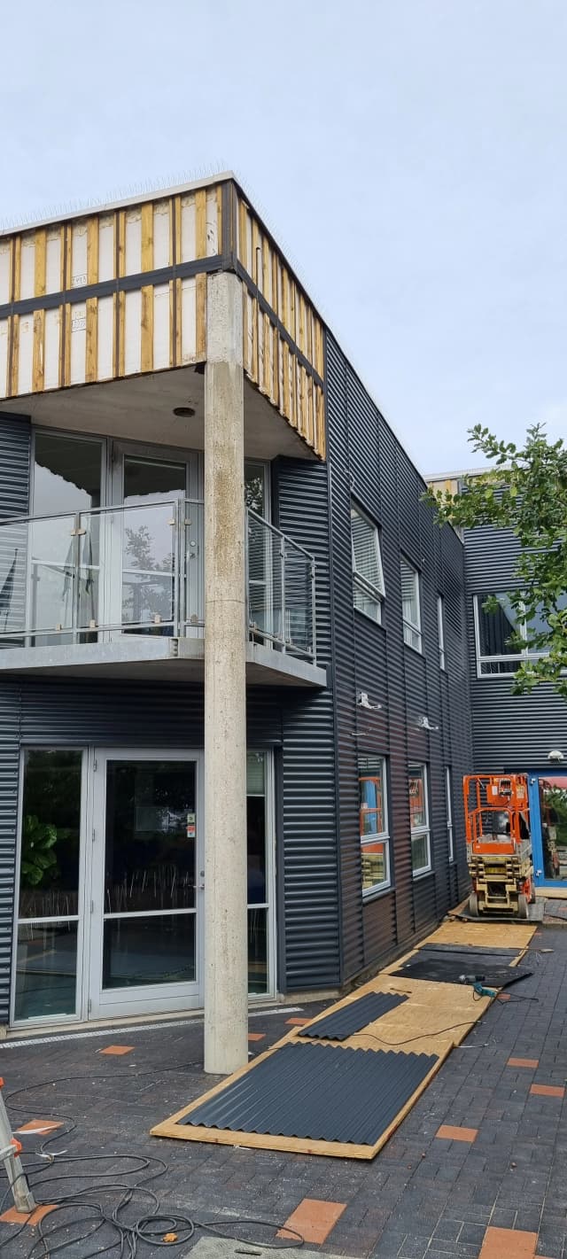 Montaż elewacji budynku 7