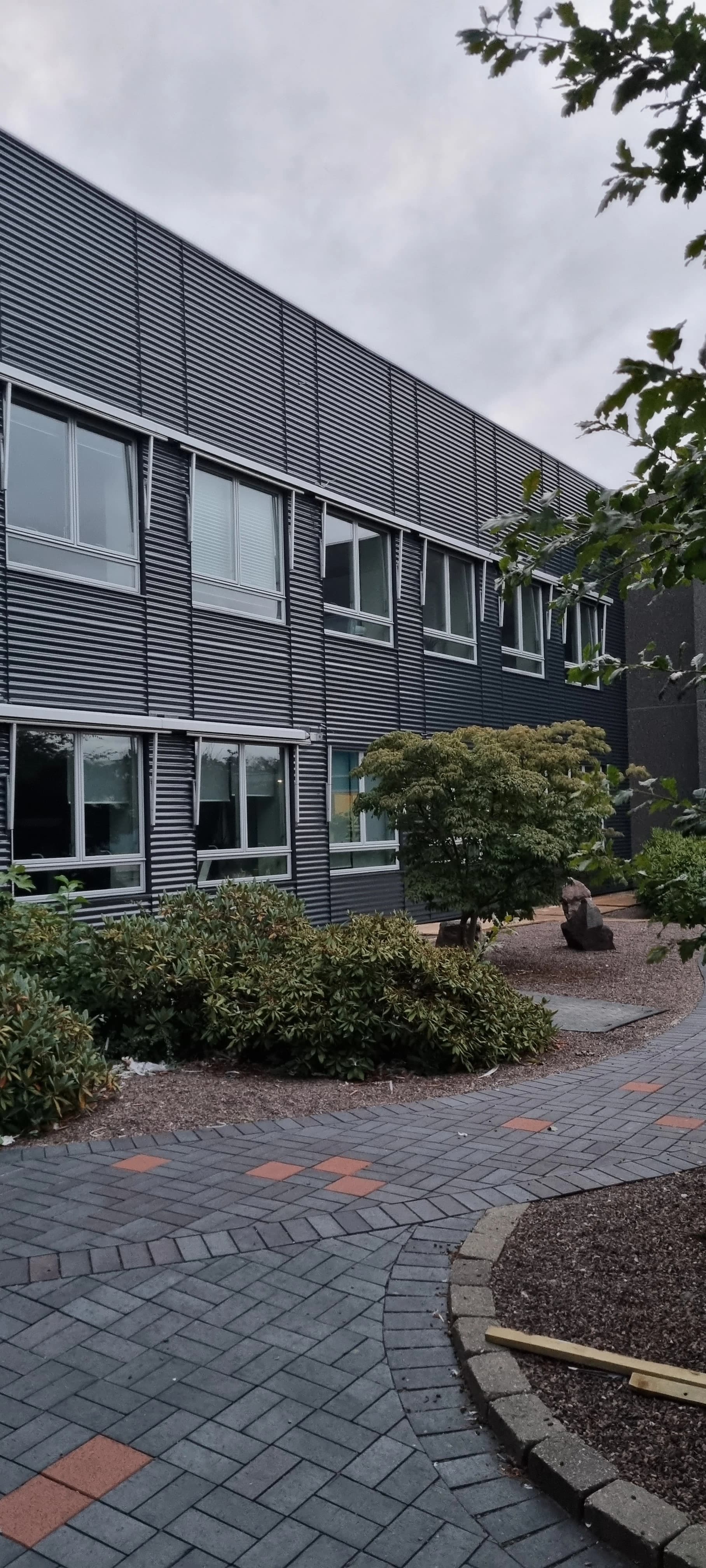 Montaż elewacji budynku