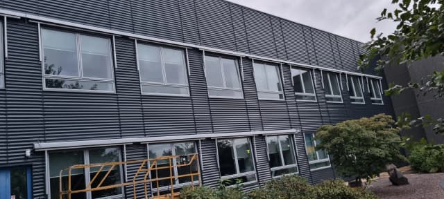 Montaż elewacji budynku 9