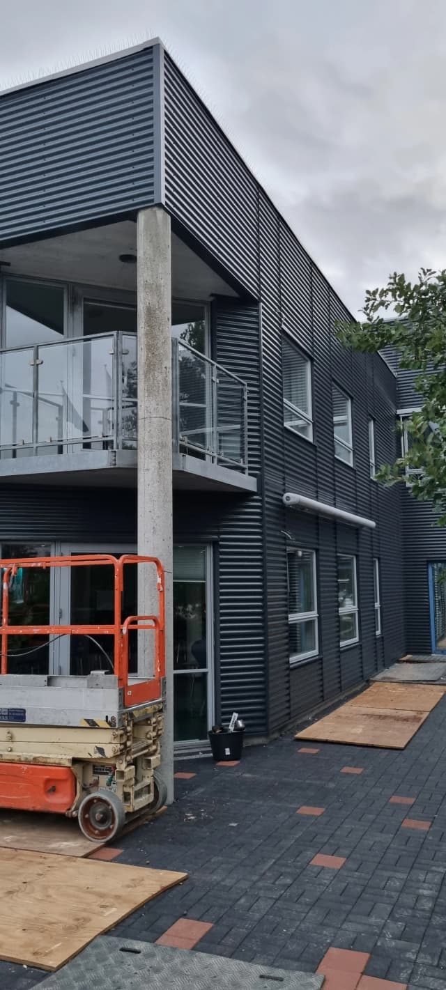 Montaż elewacji budynku 8