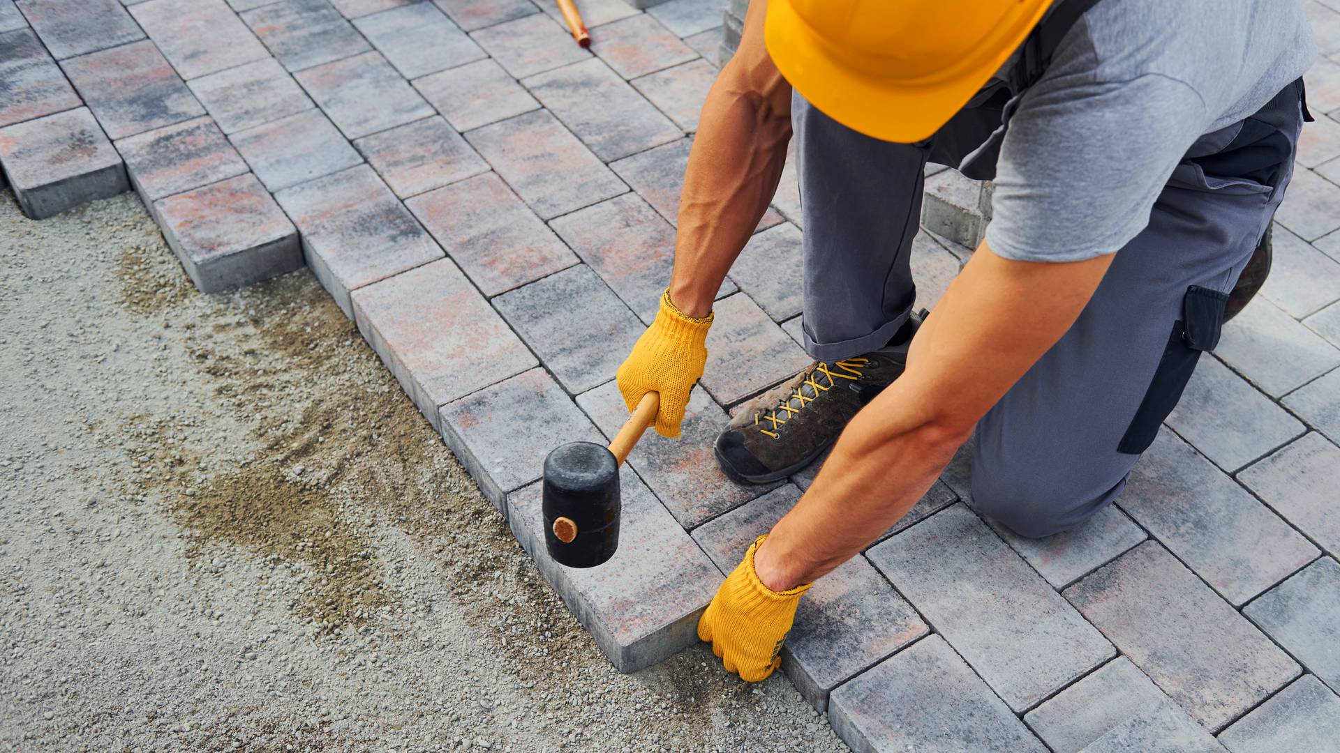 Usługi brukarskie tj. nawierzchnie z kostki brukowej – podjazdy, chodniki, elementy architektury ogrodowej