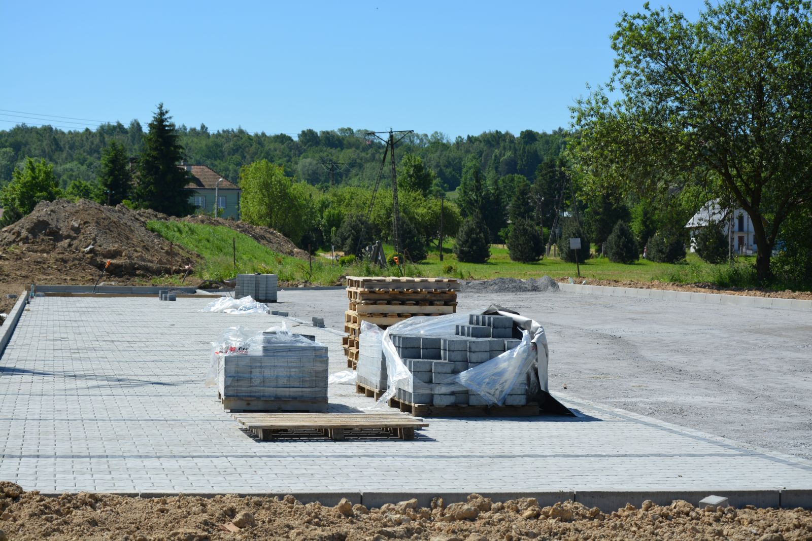 Budowa dróg dojazdowych i parkingów
