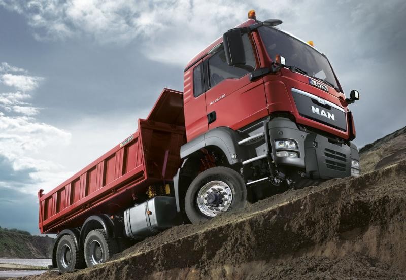 Transport autem ciężarowym typu wywrotka